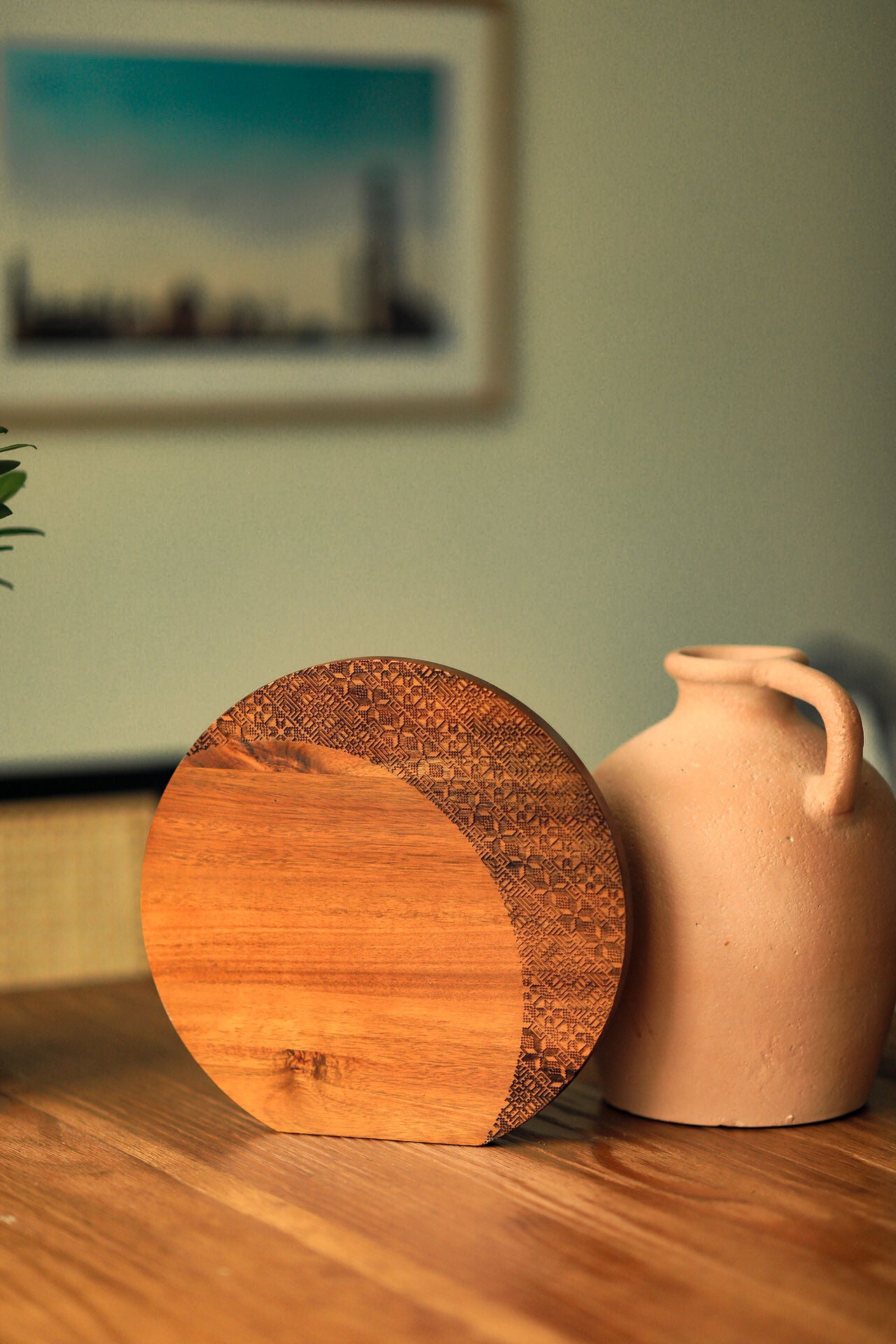 Engraved Crescent Moon Tatreez Round Cutting Board