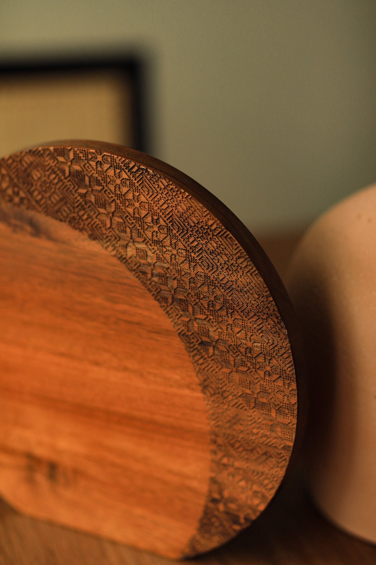 Engraved Crescent Moon Tatreez Round Cutting Board