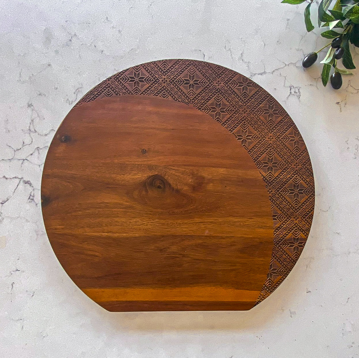 Engraved Crescent Moon Tatreez Round Cutting Board